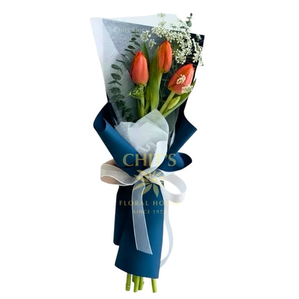 Three-stem tulip bouquet in elegant style